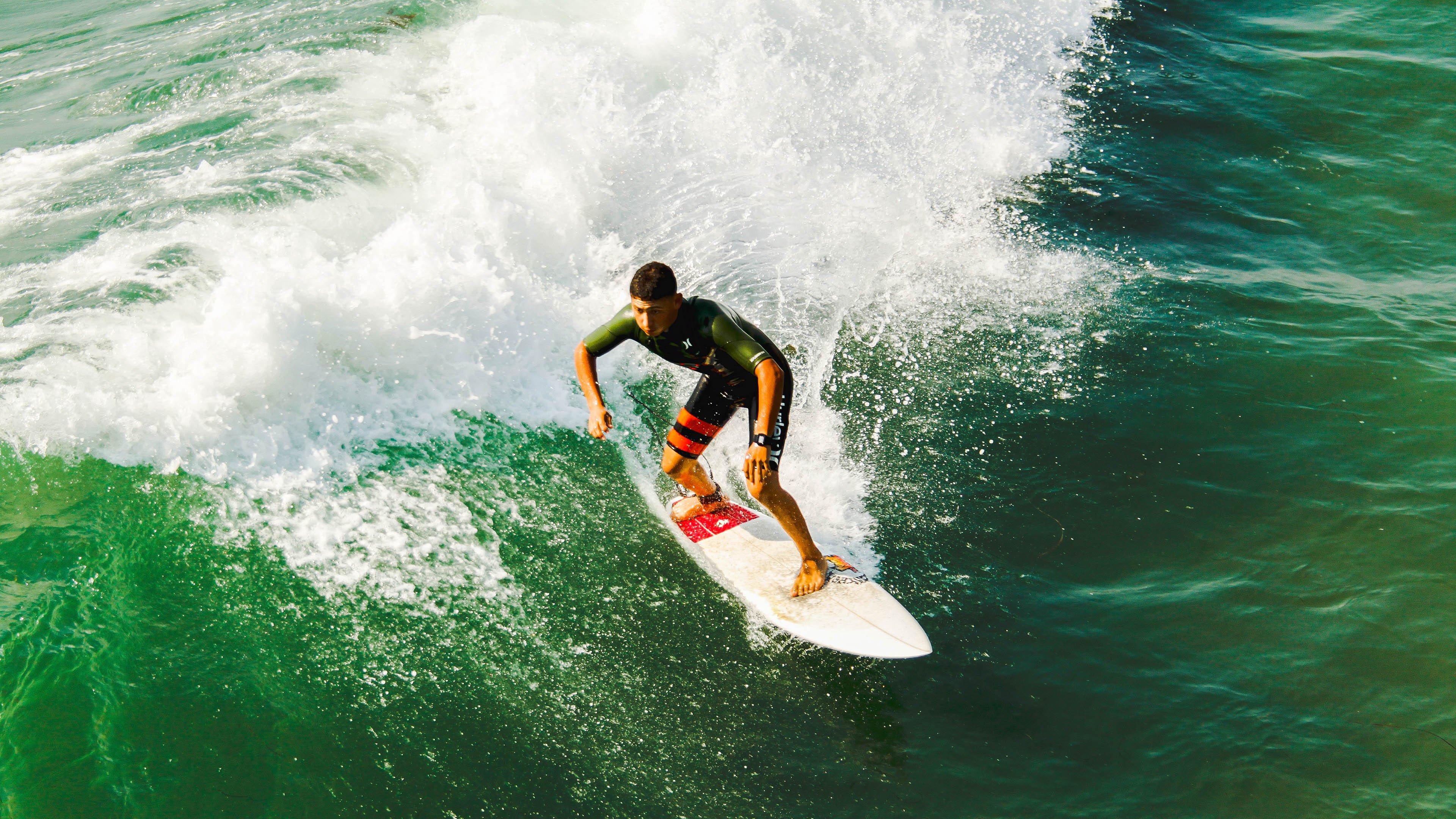 “中国足球运动员签约国际体育品牌”，足球队员中国