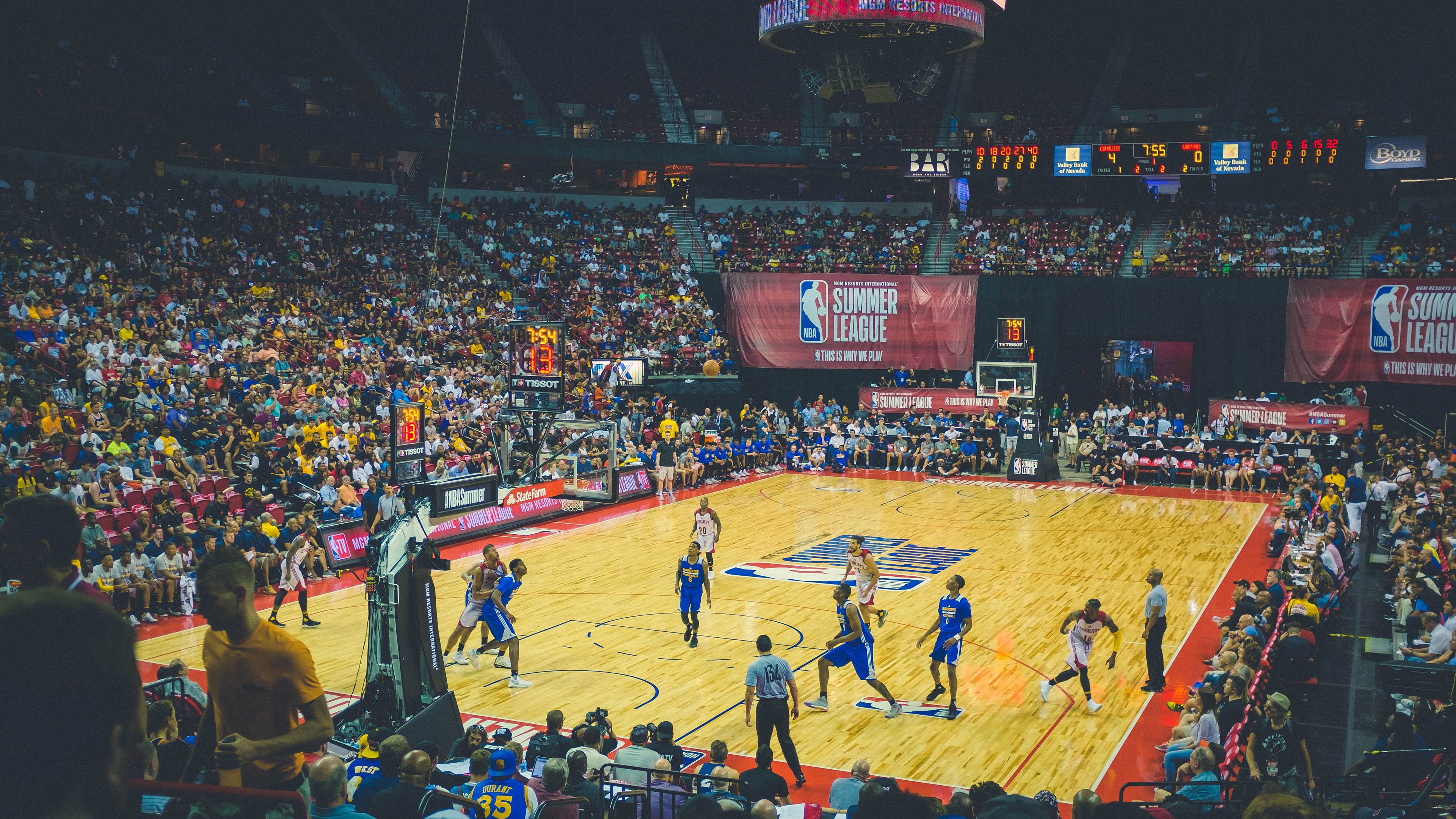 《电竞产业链中的创新创业机会：从硬件到内容全景分析》，电竞行业产业链的构成是什么