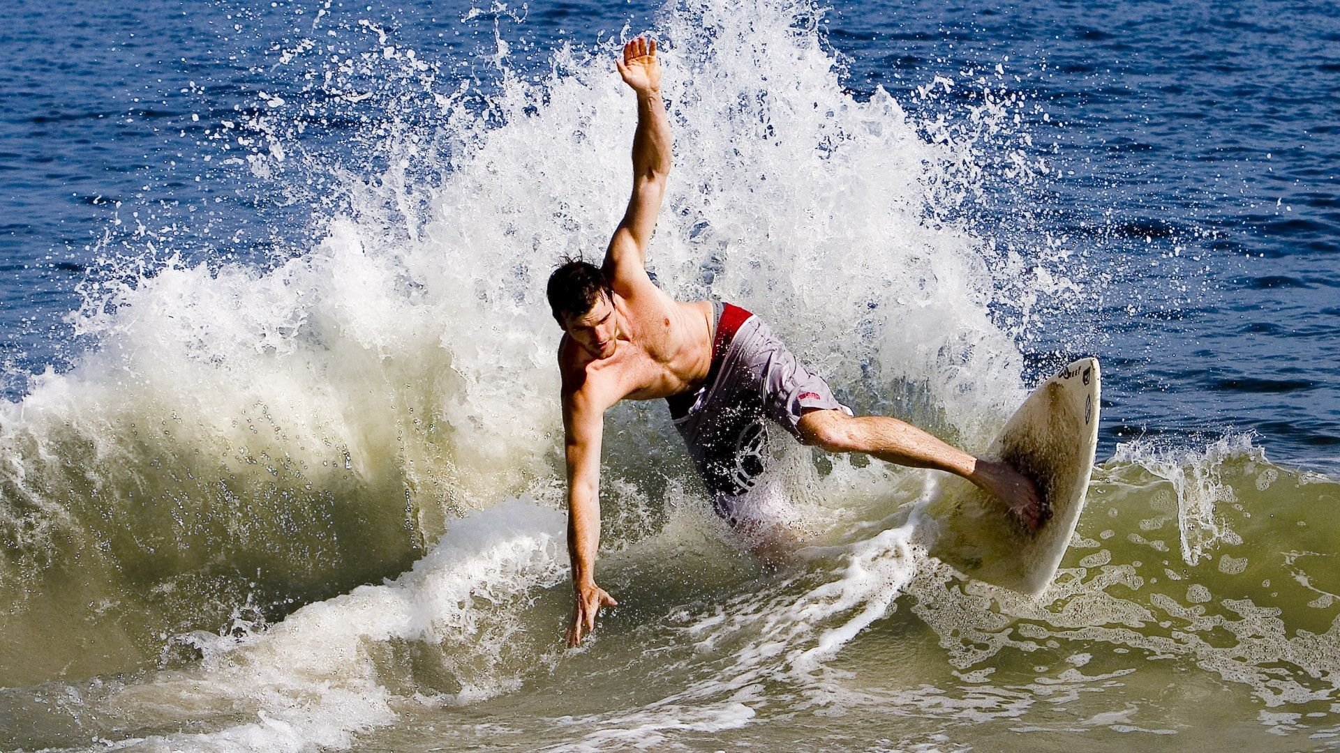 英超逆转神奇，精彩球员表现令人振奋，英超转会纪录