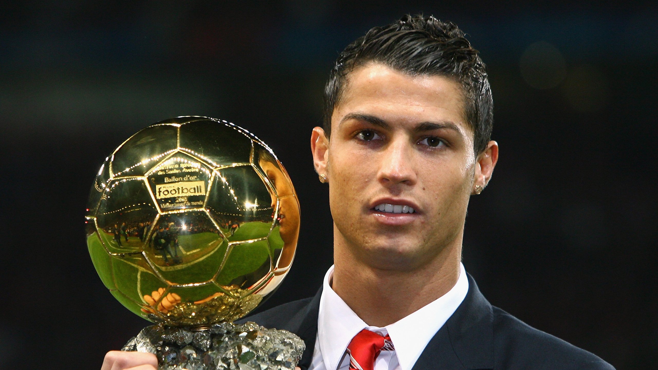 裁判制度升级：持续优化判罚流程，增强公平性，裁判制裁